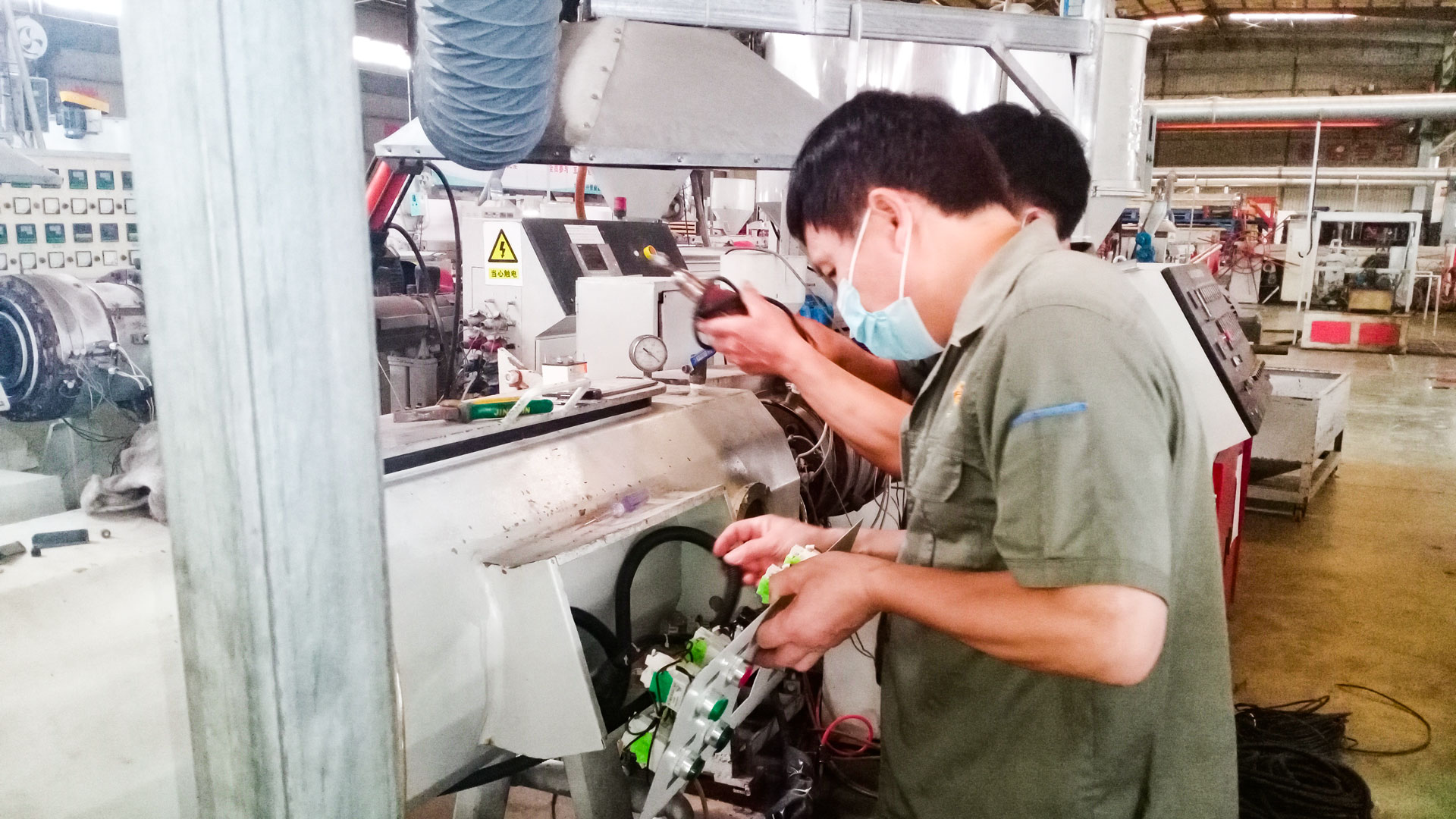 1629534759150721.jpg 圖:塑料管設備改造.jpg